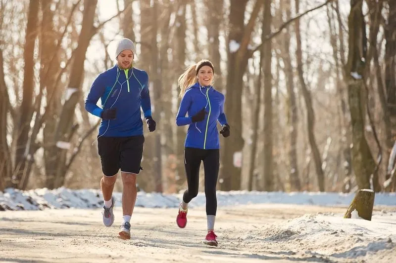Jak ubrać się na zimowe bieganie, by czuć się komfortowo i stylowo?
