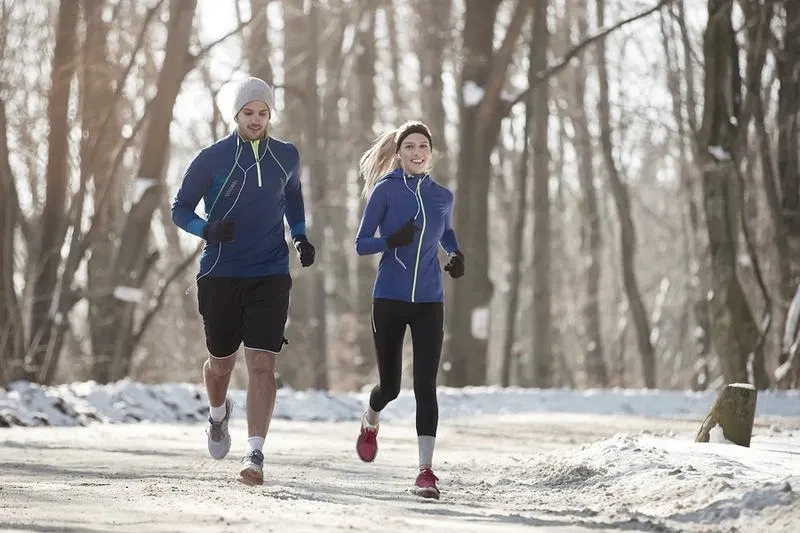 Zimowe przygody biegowe: jak zacząć bieganie zimą i cieszyć się treningiem